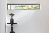 Длинное окно над столом в современном доме — стоковое фото