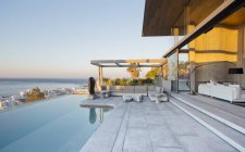 Infinity pool and patio of modern house — Stock Photo