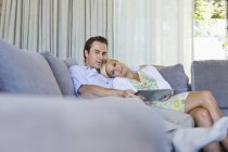 Casal relaxante no sofá juntos — Fotografia de Stock