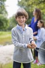 Мальчик размахивает ведрами на улице — стоковое фото