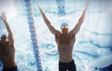 Schwimmer rasen im Poolwasser — Stockfoto