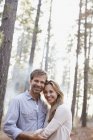 Ritratto di coppia sorridente nel bosco — Foto stock