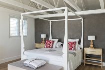 Canopée lit dans chambre de luxe — Photo de stock