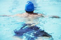 Nadador flotando en la piscina - foto de stock