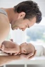 Отец колыбель новорожденного ребенка — стоковое фото