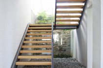 Escadaria de casa moderna dentro de casa — Fotografia de Stock