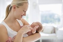 Mutter wiegt Neugeborenes — Stockfoto
