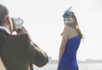 Homme filmant femme avec masque au bord de l'eau à Venise — Photo de stock