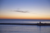 Sunrise cielo sopra ancora oceano al tramonto — Foto stock