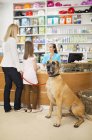 Owners bringing dog to veterinary surgery — Stock Photo