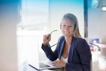Donna d'affari che lavora sul computer portatile — Foto stock