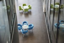 Chaises et tables dans le hall d'entrée du bureau — Photo de stock