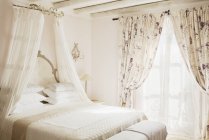 Кровать с балдахином в роскошной спальне — стоковое фото