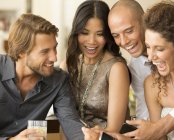 Junge attraktive Freunde mit Mobiltelefonen auf Party — Stockfoto