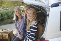 Trois générations de femmes assises en voiture — Photo de stock