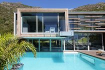 Fachada moderna casa e piscina — Fotografia de Stock