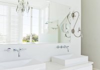 Pias e espelho no banheiro moderno — Fotografia de Stock