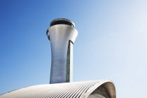 Torre de controle de tráfego aéreo e céu azul — Fotografia de Stock