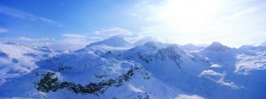 Vue de la chaîne de montagnes enneigées — Photo de stock