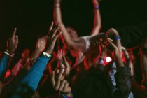 Mann beim Crowdsurfen auf Musikfestival — Stockfoto