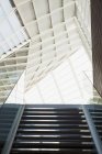 Decke und Treppe eines modernen Büros — Stockfoto