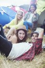 Портрет друзей, тусующихся вне палаток на музыкальном фестивале — стоковое фото
