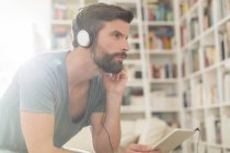 Man listening to music in living room — Stock Photo