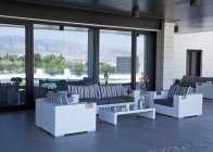 Sofa und Stühle auf der luxuriösen Terrasse — Stockfoto