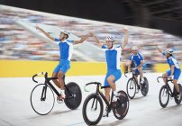 Team di ciclismo su pista che festeggia in velodromo — Foto stock