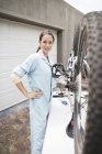 Skillful caucasian woman working on bicycle in driveway — Stock Photo