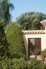 Garden surrounding courtyard doorway of luxury villa — Stock Photo