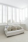 Sofa im weißen Wohnzimmer tagsüber — Stockfoto