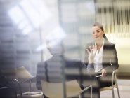 Бізнесмен і бізнес-леді розмовляють в сучасному офісі — стокове фото