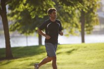 Homme jogging dans le parc pendant daytie — Photo de stock