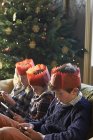 Bambini in corone di carta relax sul divano — Foto stock