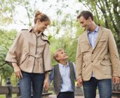 Familie spaziert gemeinsam im Park — Stockfoto