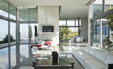 Sofas und Fernseher im modernen Wohnzimmer — Stockfoto