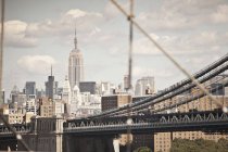 Stadtbild und städtische Brücke — Stockfoto