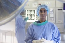 Chirurg steht im modernen Operationssaal — Stockfoto