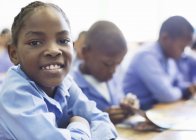 Estudiante afroamericano sonriendo en clase - foto de stock