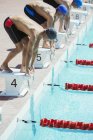 Les nageurs se préparent au départ — Photo de stock