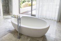 Baignoire dans la salle de bain moderne pendant la journée — Photo de stock