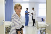 Patient using crutches in hospital room — Stock Photo