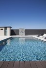Luxus-Schwimmbad tagsüber — Stockfoto