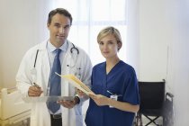 Doctor and nurse talking in hospital room — Stock Photo