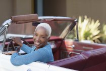 Sorridente donna anziana di guida convertibile — Foto stock