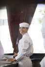 Chef che taglia nella cucina del ristorante — Foto stock