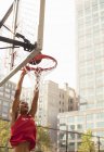Homem dunking basquete na quadra — Fotografia de Stock