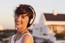 Retrato de mulher sorridente usando fones de ouvido — Fotografia de Stock