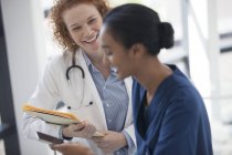 Doctor and nurse talking in modern hospital — Stock Photo
